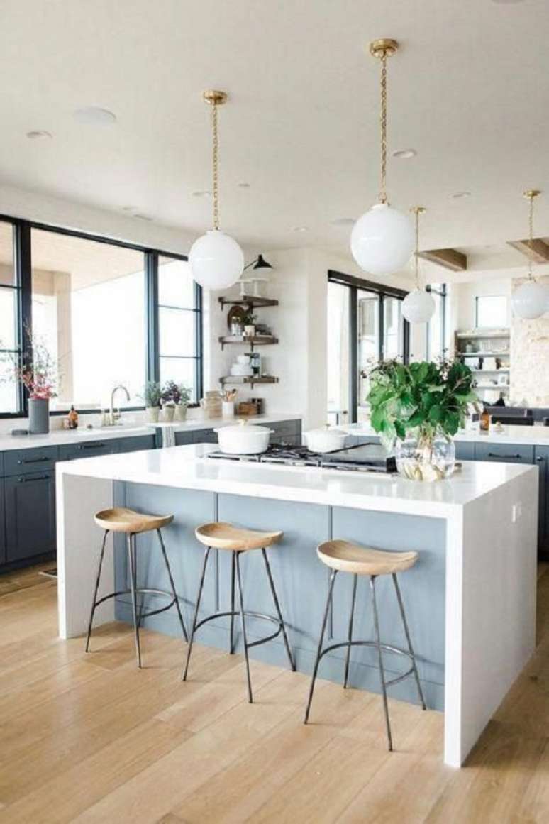 36. Decora&ccedil;&atilde;o com altura de bancada de cozinha moderna na cor branca &ndash; Foto Mc Gee and Co