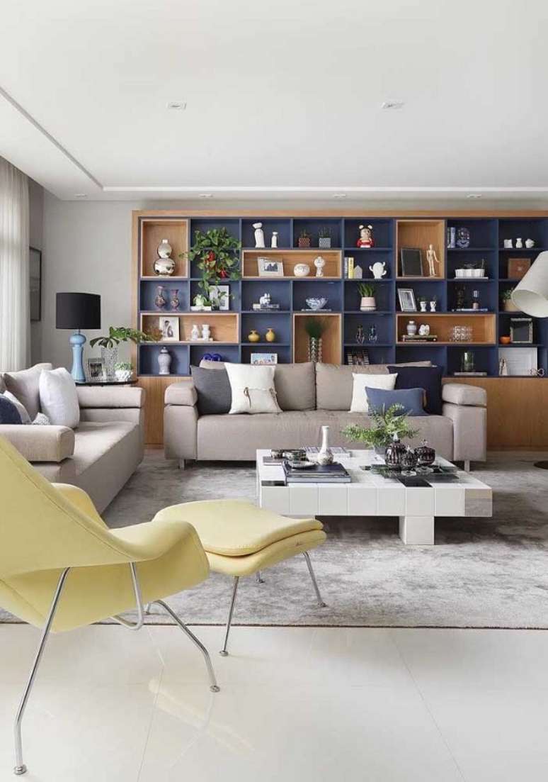 62. Decora&ccedil;&atilde;o com porcelanato para sala clara e poltrona amarela &ndash; Foto Decor Facil