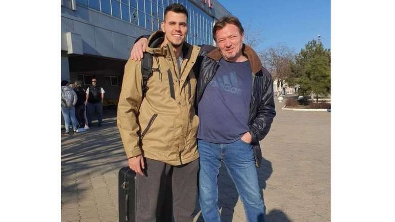Brasileiro junto com o pai, o ucraniano Vasyl Pilipenko: filho deixou o trabalho após ficar sem informações dos familiares