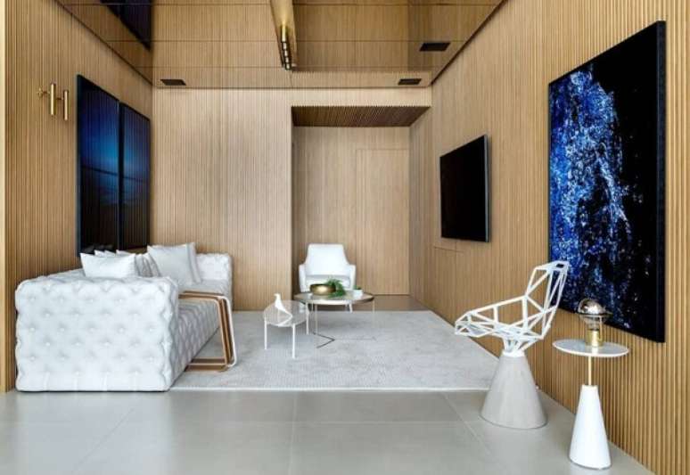 14. Porcelanato para sala retificado e sof&aacute; branco &ndash; Foto Fabio JR Severo