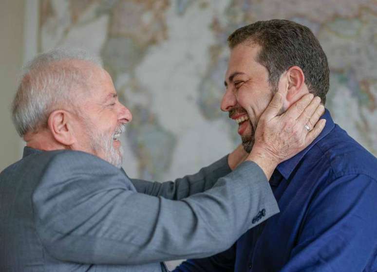 Guilherme Boulos (PSOL) anunciou que será candidato à Câmara dos Deputados e não ao governo de São Paulo; sua legenda precisa superar cláusula de barreira em 2022.