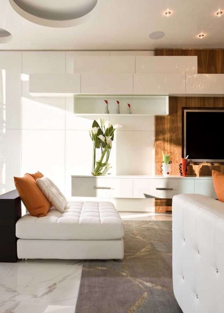 41. Porcelanato para sala marmorizado com sof&aacute; bege &ndash; Foto Decor Facil