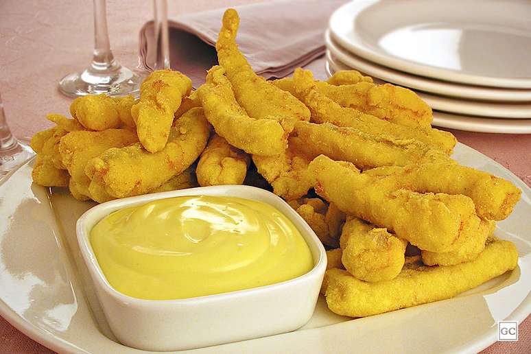 Iscas de peixe no fub&aacute; &ndash; Foto: Guia da Cozinha