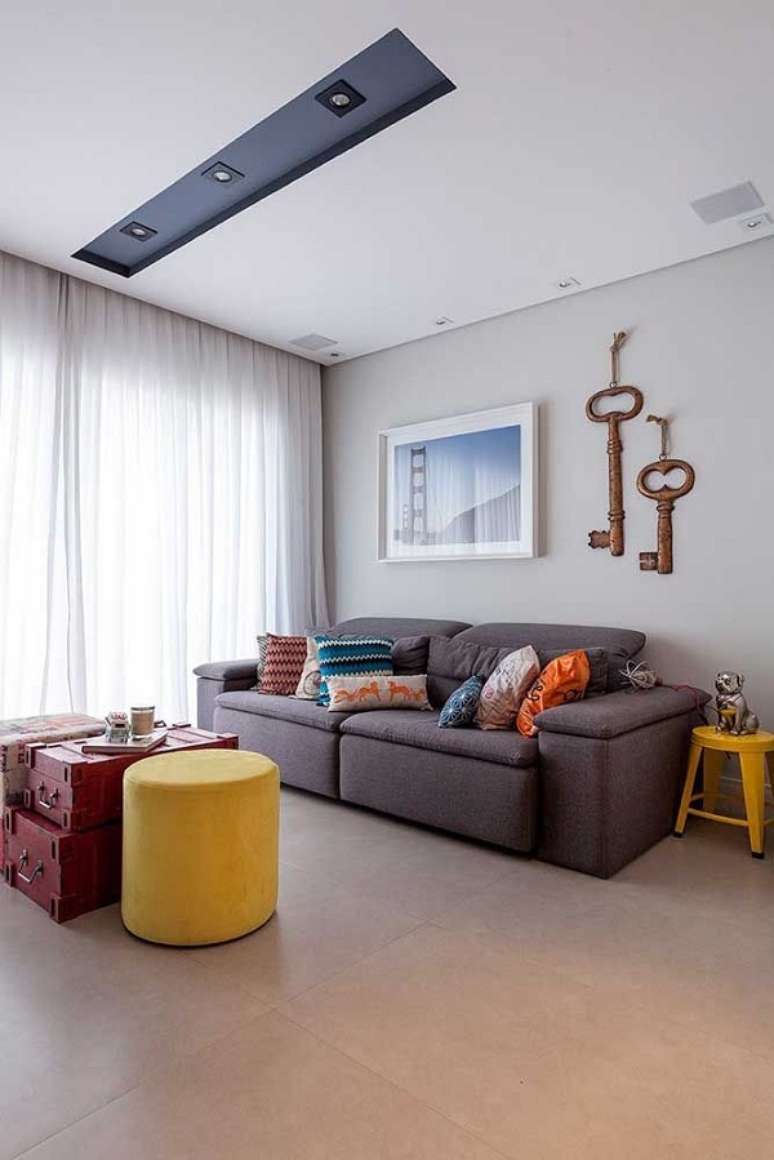 18. Porcelanato para sala bege com sof&aacute; cinza moderna &ndash; Foto Decor Facil