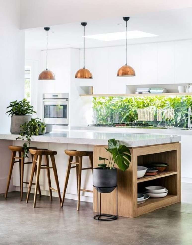 59. Altura de bancada de cozinha em granito e banqueta cobre &ndash; Foto Adore Magazine