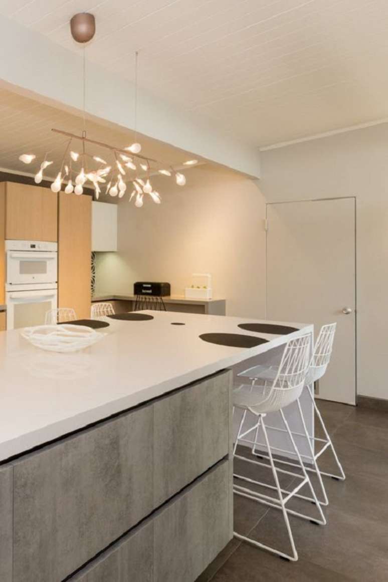 54. Altura de bancada de cozinha em silestone branco com arm&aacute;rios embaixo e banquetas &ndash; Foto Cosentino