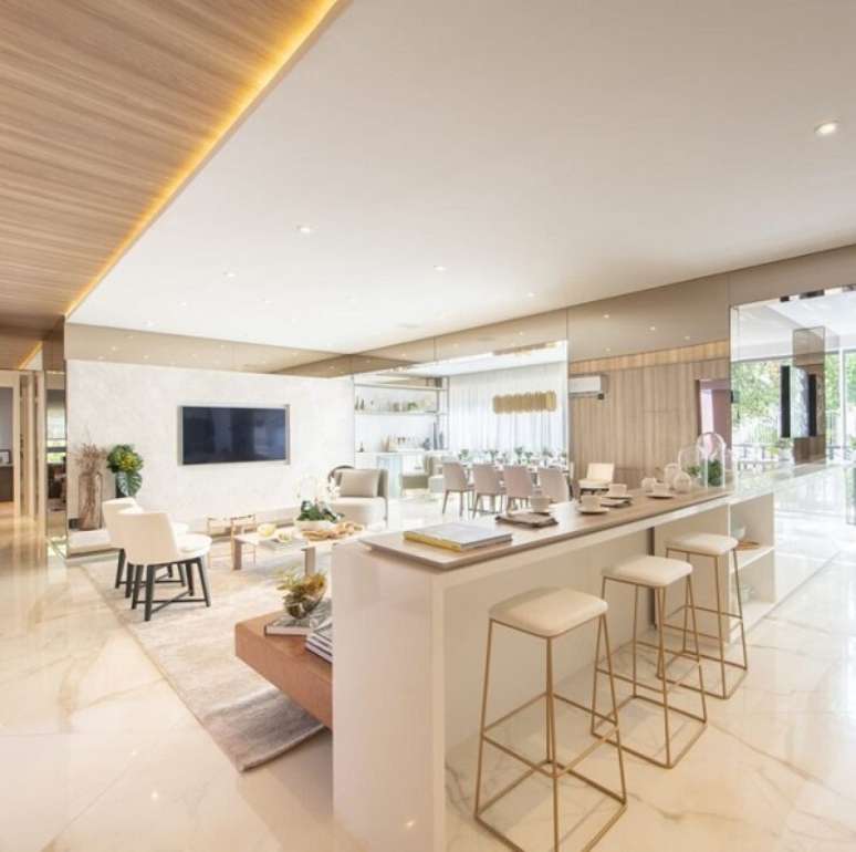 8. Porcelanato para sala ampla com acabamento retificado &ndash; Foto Chris Silveira