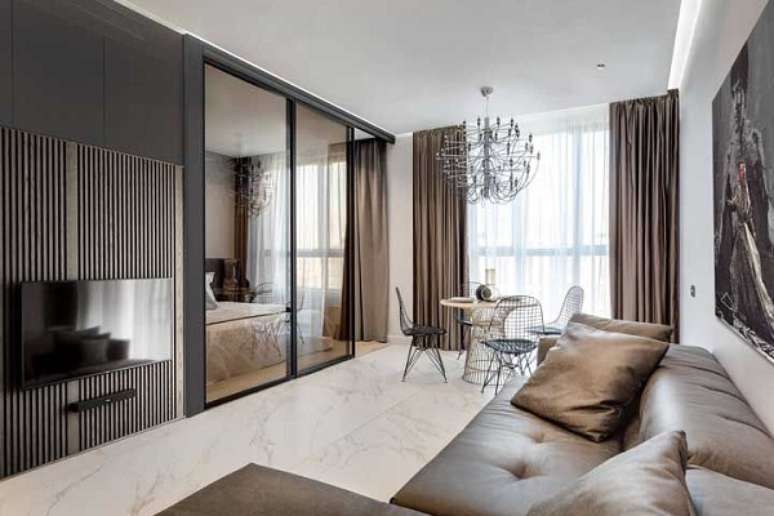 42. Porcelanato para sala marmorizado com sof&aacute; de couro marrom &ndash; Foto Decor Facil