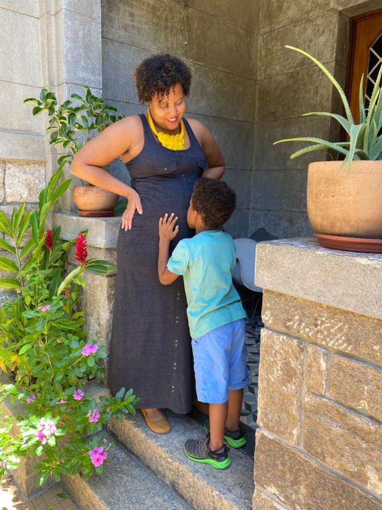 Mãe-Jacque-Torres-na-segunda-gravidez-com-o-filho-Matias-beijando-sua-barriga