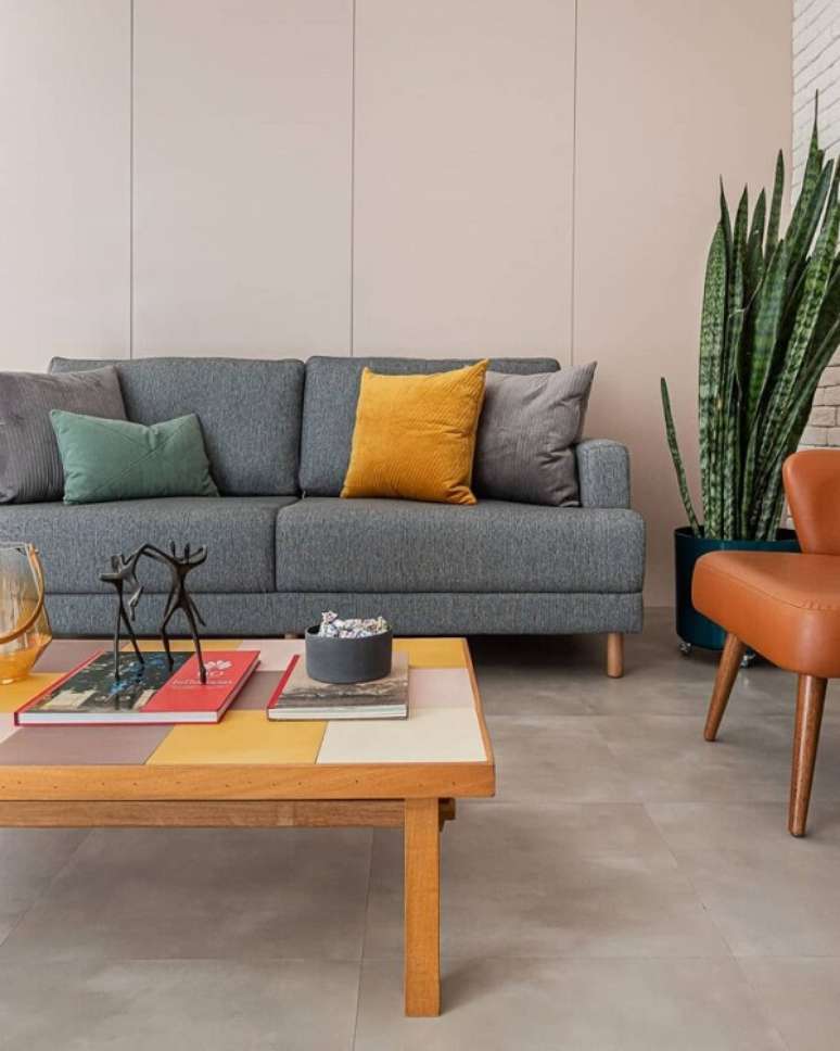 65. Porcelanato para sala aconchegante com moveis de madeira e sof&aacute; cinza &ndash; Foto Gisele Rampazzo