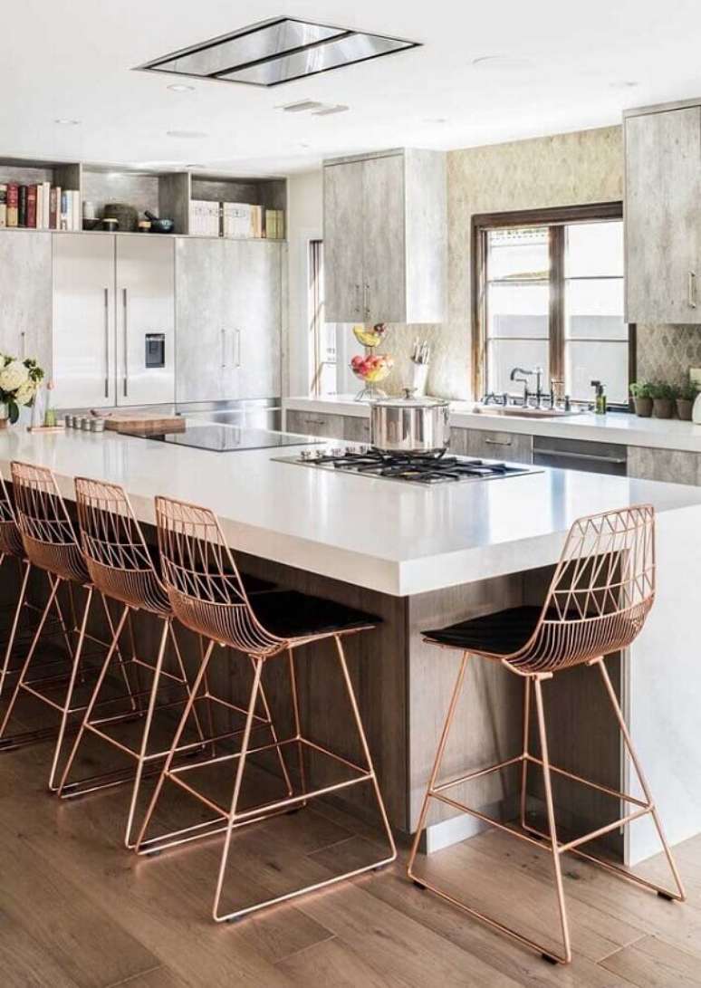 30. Decora&ccedil;&atilde;o com bancada de cozinha com banquetas de ferro rose gold &ndash; Foto Home Fashion Trend