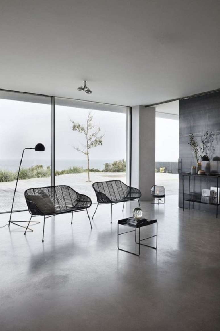 25. Porcelanato para sala de estar cinza escuro com m&oacute;veis pretos &ndash; Foto Meant