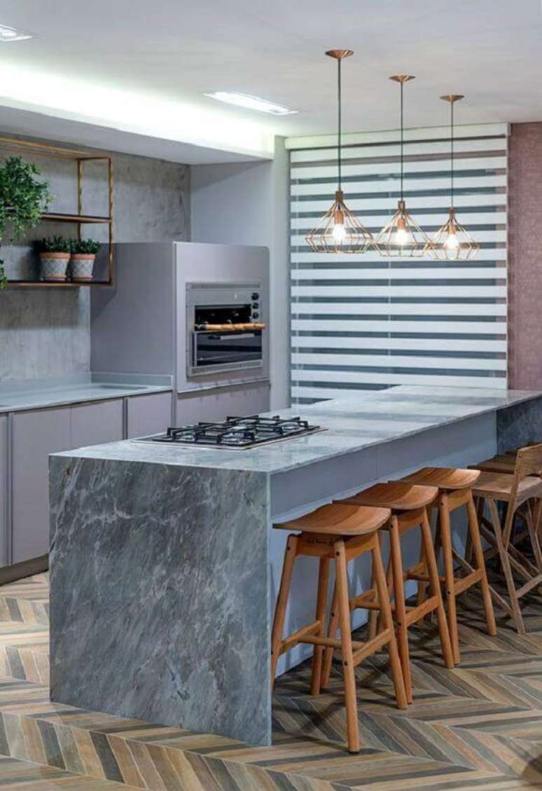 42. Churrasqueira gourmet com altura de bancada de cozinha cinza -Foto Eliege Longen
