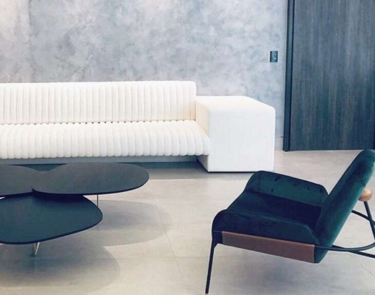 51. Sala branca com porcelanato retificado claro &ndash; Foto Sara Viana