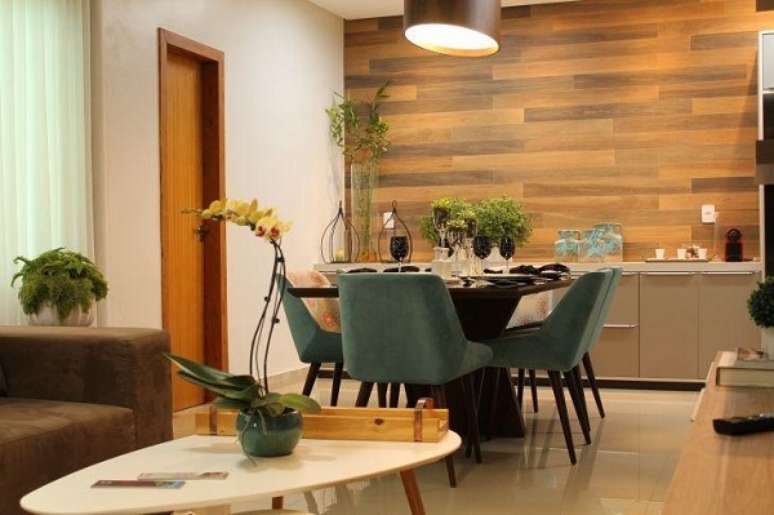 31. Porcelanato para sala de jantar com buffet bege &ndash; Foto Portobello