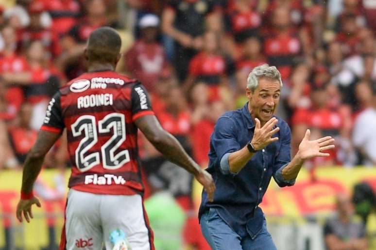 Paulo Sousa dá instruções a Rodinei no Flamengo (Foto: Marcelo Cortes / Flamengo)