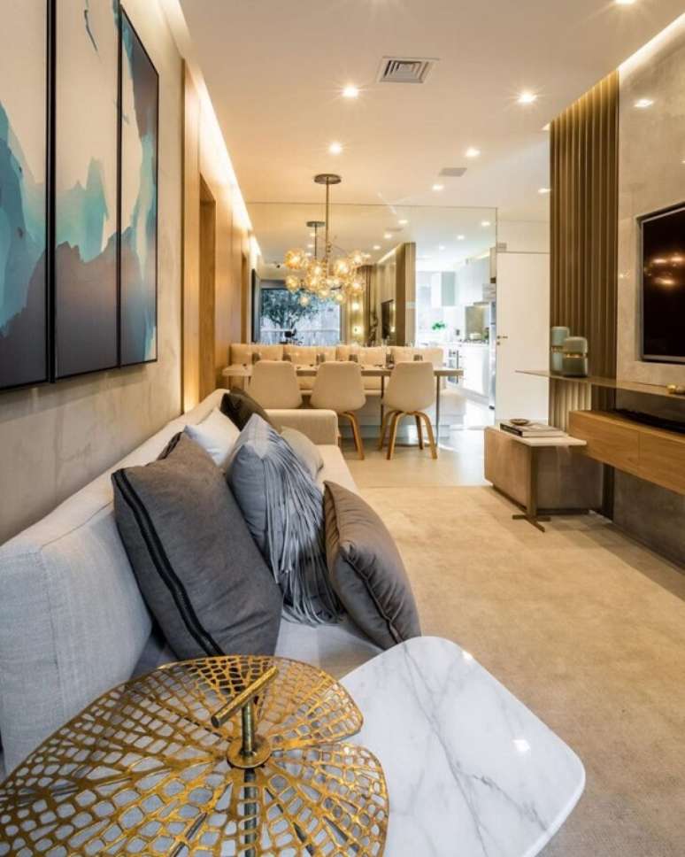 16. Porcelanato para sala bege com sof&aacute; cinza claro &ndash; Foto Claudia Albertini