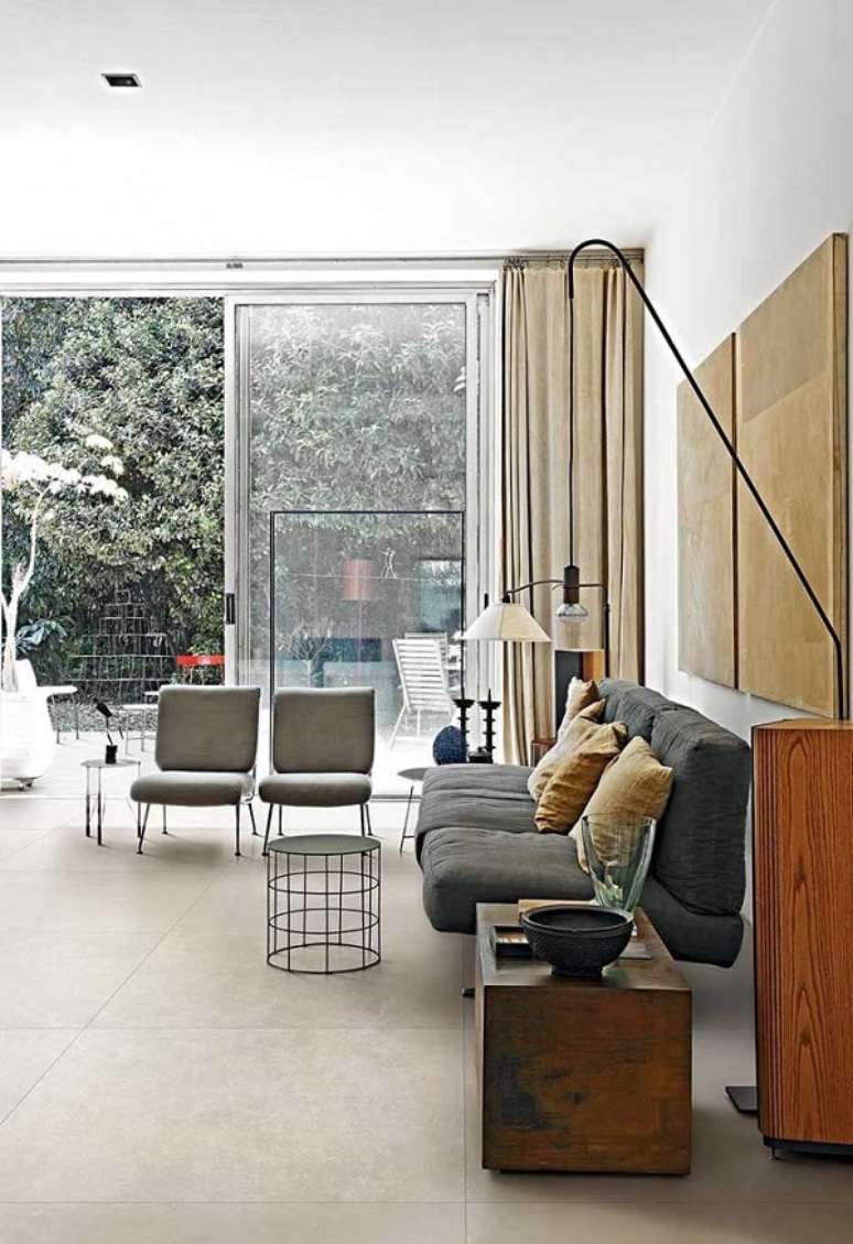 17. Porcelanato para sala bege com sof&aacute; cinza e almofadas bege &ndash; Foto Decor Facil