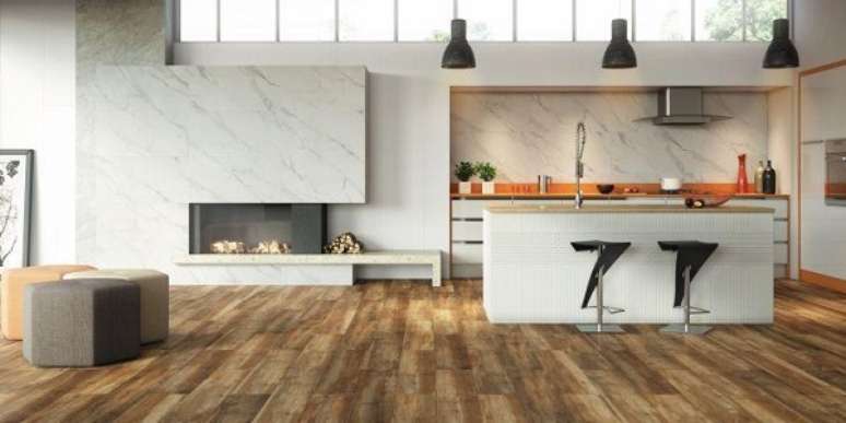 58. Casa conceito aberto com porcelanato para sala que imita madeira &ndash; Foto Eliane