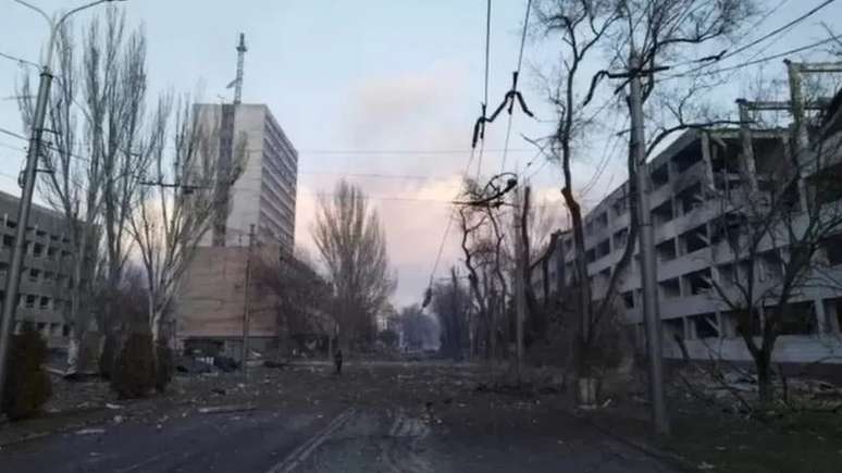 Mariupol vive crise humanitária e milhares de pessoas tentam sair da cidade
