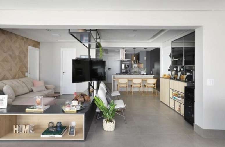 5. Sala com porcelanato acetinado cinza e decora&ccedil;&atilde;o moderna &ndash; Foto Bianchi e Lima