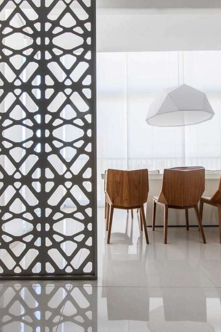 54 . Sala de jantar com porcelanato para sala polido e cadeiras de madeira na mesa de jantar &ndash; Foto Decor Facil