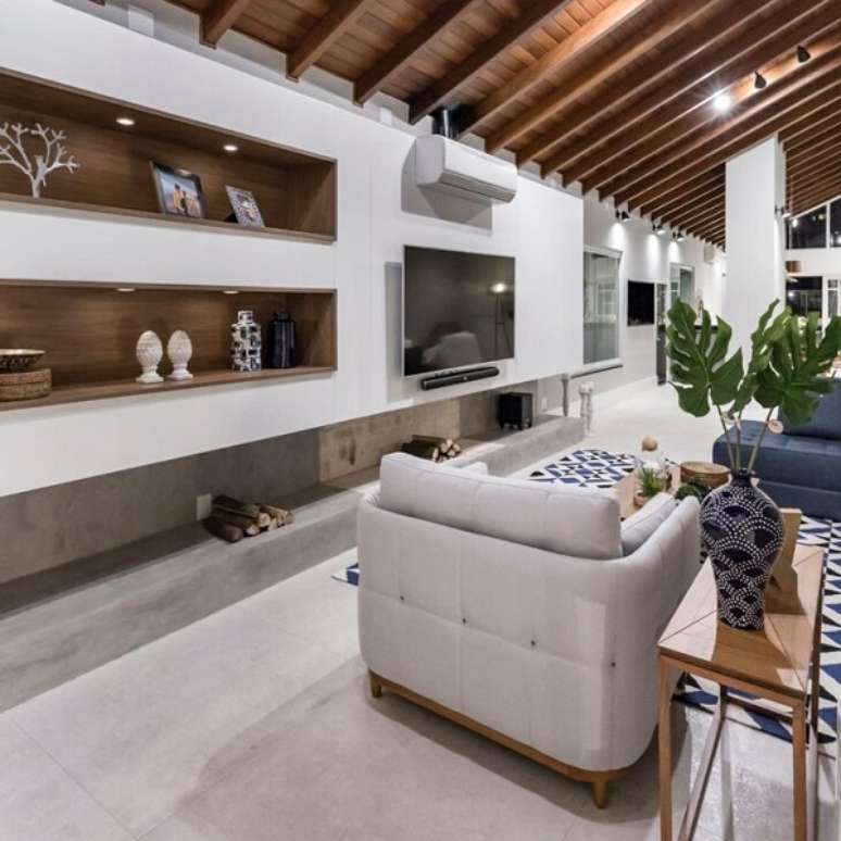 49. Porcelanato para sala retificado na cor cinza claro &ndash; Foto Braccini e Lima Arquitetura