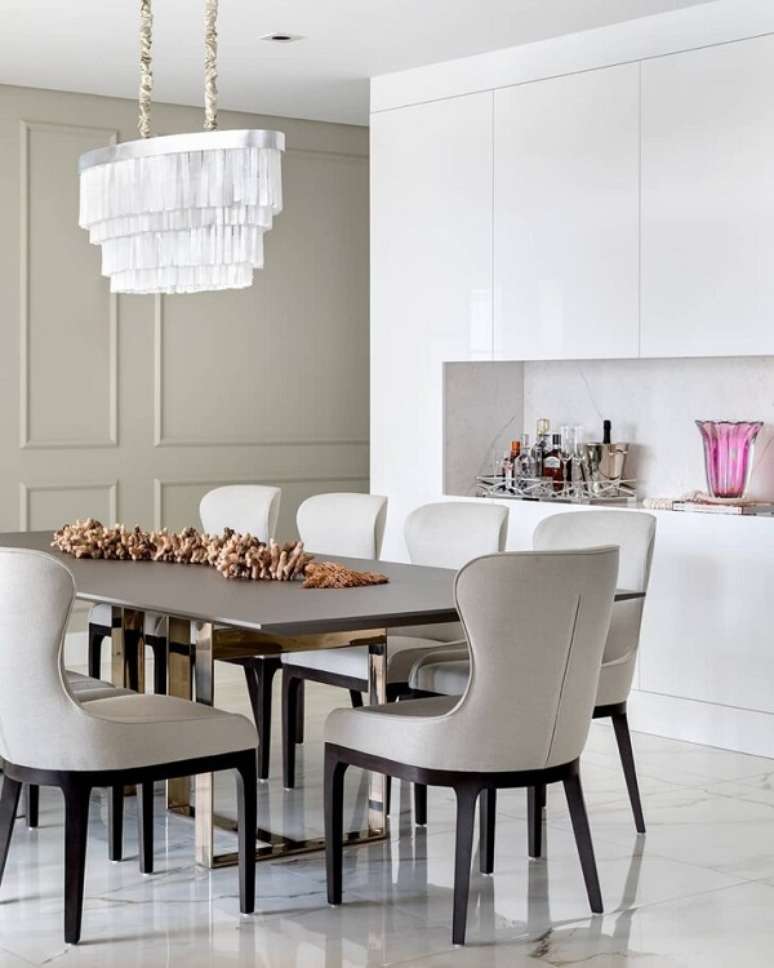 39. Porcelanato para sala marmorizado com moveis brancos na decora&ccedil;&atilde;o &ndash; Foto Fabio Jr Severo