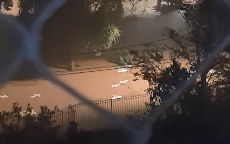 Cruzes que homenageavam vítimas são vistas boiando durante nova chuva em Petrópolis.