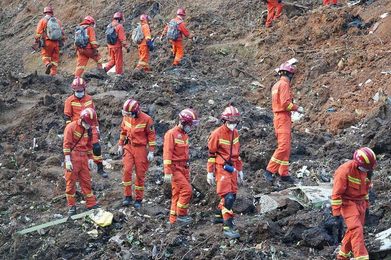 Equipes de resgate trabalham em local da queda de avião