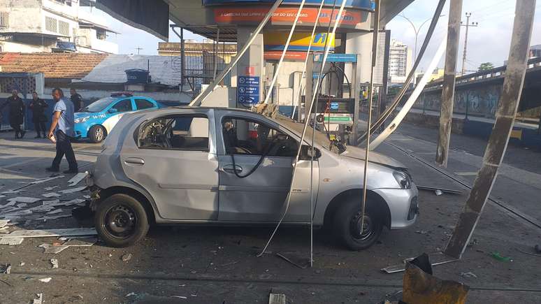 O carro e até o posto de gasolina ficaram destruídos com a força da explosão.