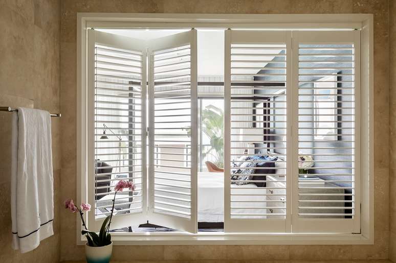 11. Uma abertura no banheiro permite a integra&ccedil;&atilde;o dele com a su&iacute;te master. Foto: Fran Parente