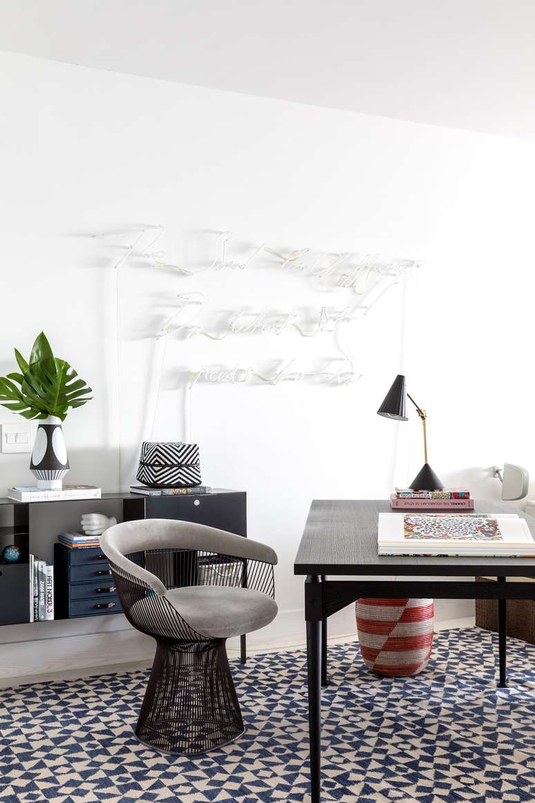 4. A escrivaninha de madeira da vida a um cantinho de estudo na &aacute;rea do living. Foto: Fran Parente