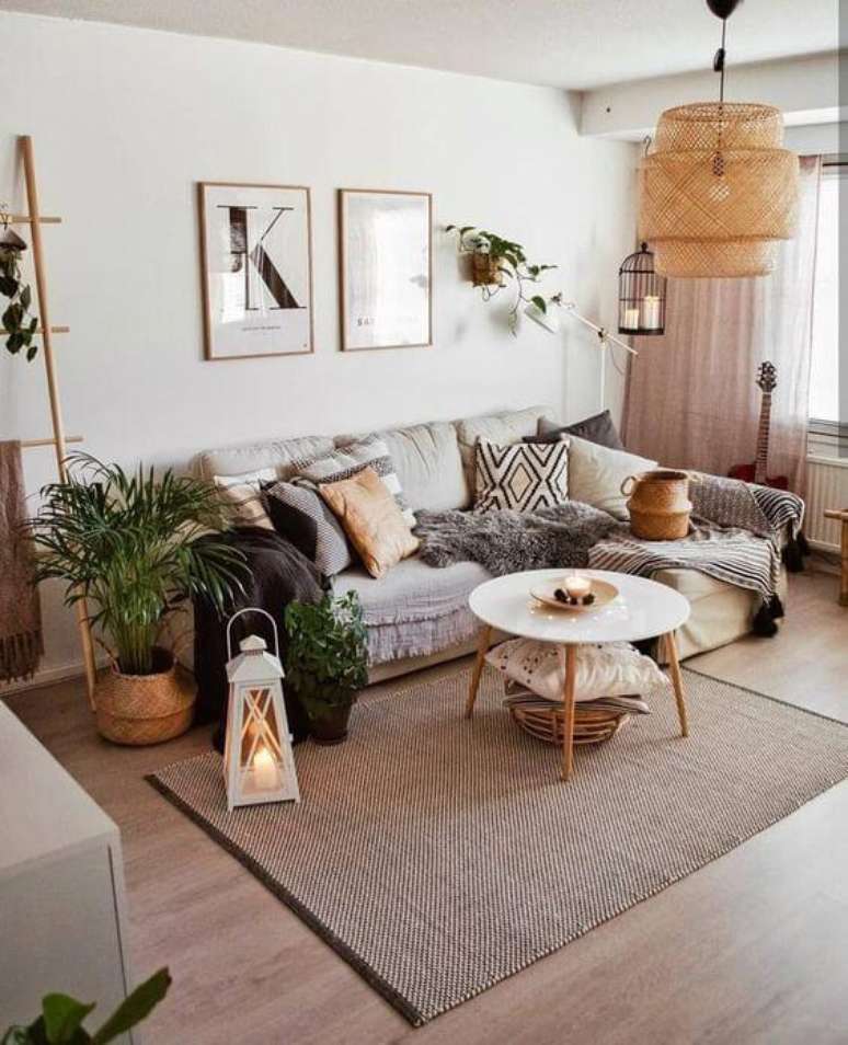 27. Mesa p&eacute; palito de centro na sala moderna &ndash; Via: Bohemian Interior Decor
