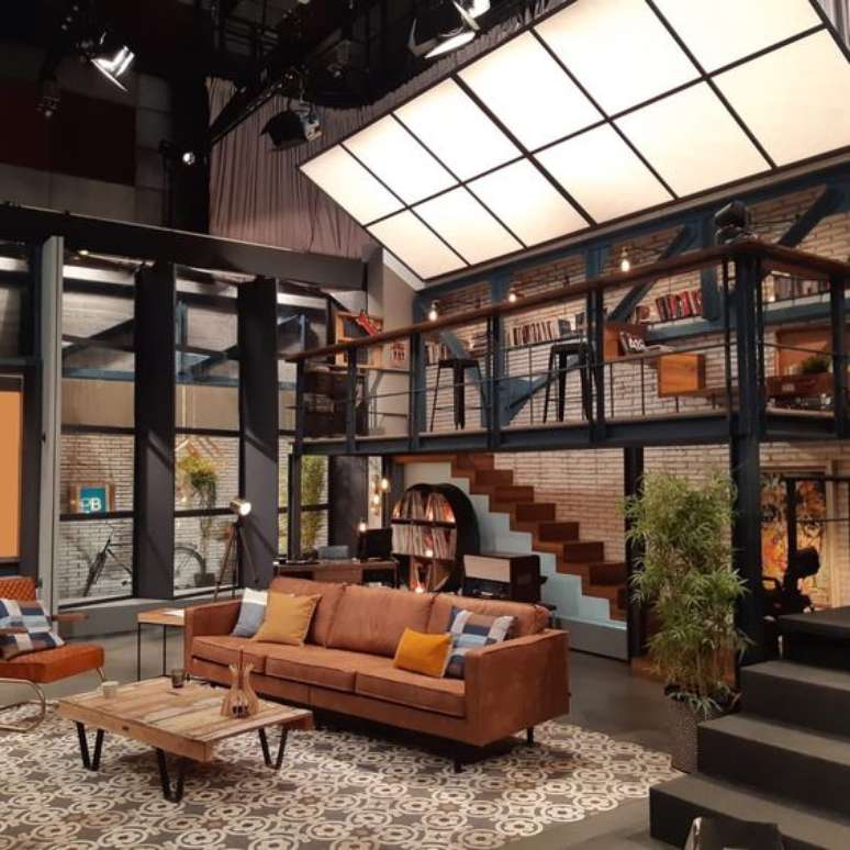 40. Sala moderna com mezanino met&aacute;lico &ndash; Foto LIBB