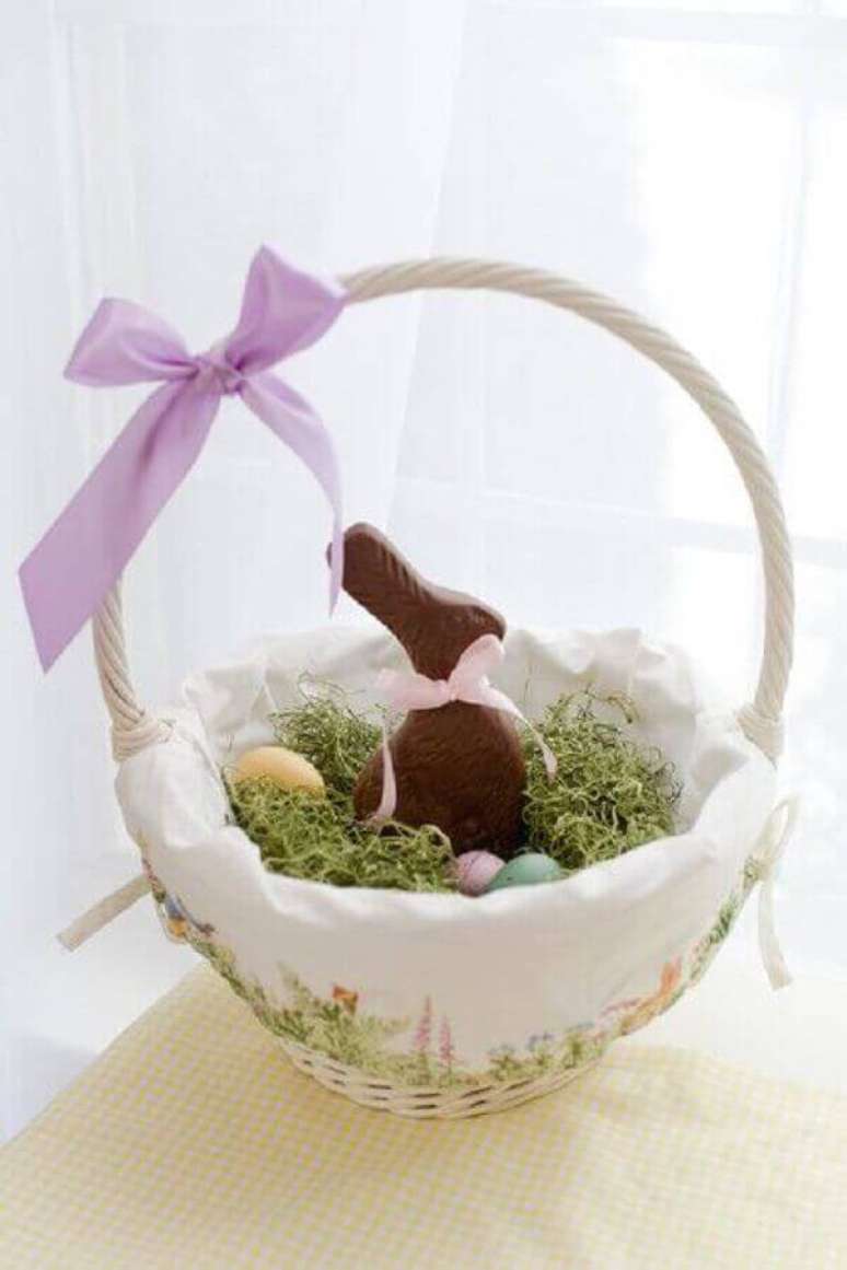 23. Delicada cesta de páscoa com ovinhos e coelhinho de chocolate – Foto: Pinosy