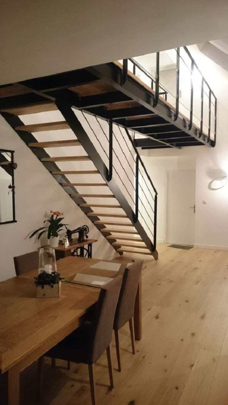 12. Decora&ccedil;&atilde;o com mezanino metalico e escada de madeira &ndash; Foto Art Metal Concept
