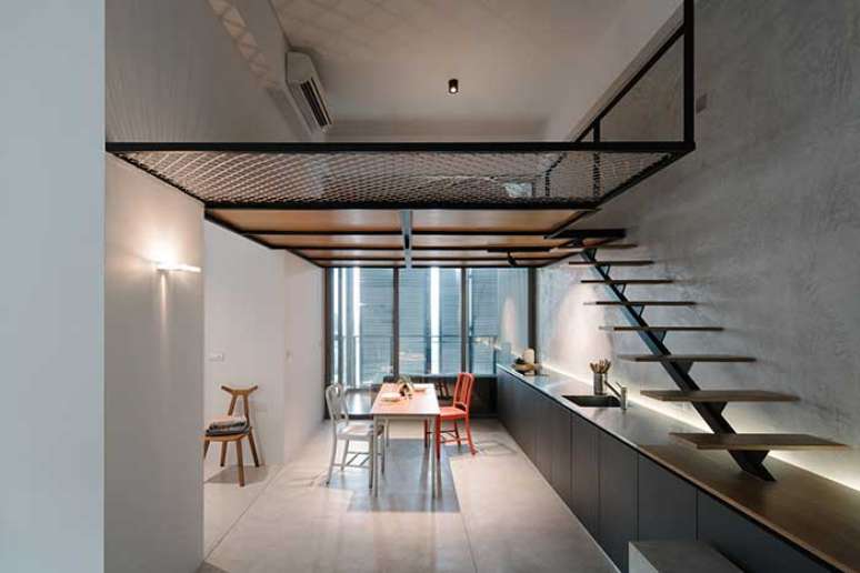 31. Sala com mezanino metalico e escada de madeira &ndash; Foto Decor Facil