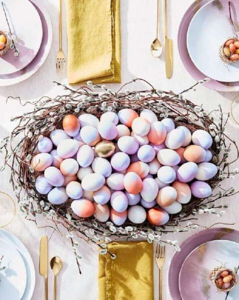 15. Utilize mini ovos de páscoa para compor a decoração de páscoa de sua mesa – Foto: Kika Junqueira