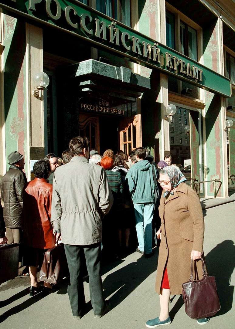 Fila em um banco russo de Moscou, em setembro de 1998