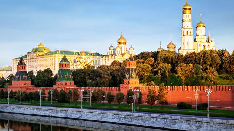 As muralhas vermelhas ameadas do Kremlin em Moscou