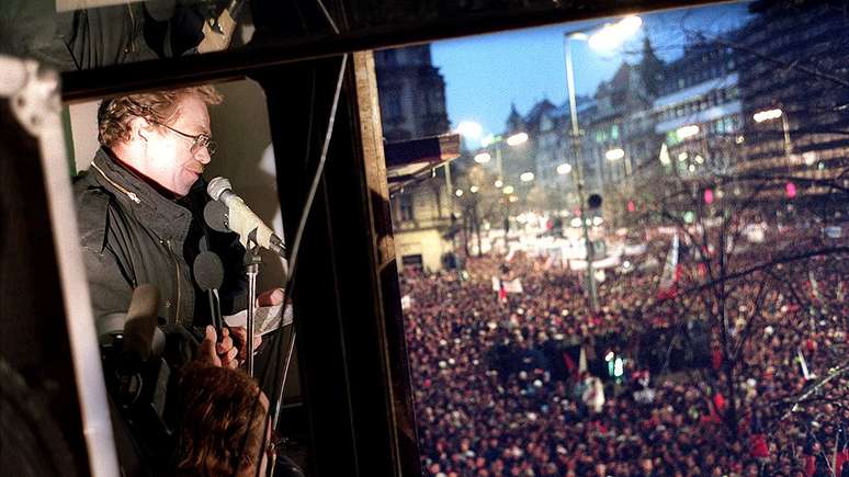 Vaclav Havel discursando na Praça Venceslau de Praga em 24 de novembro de 1989