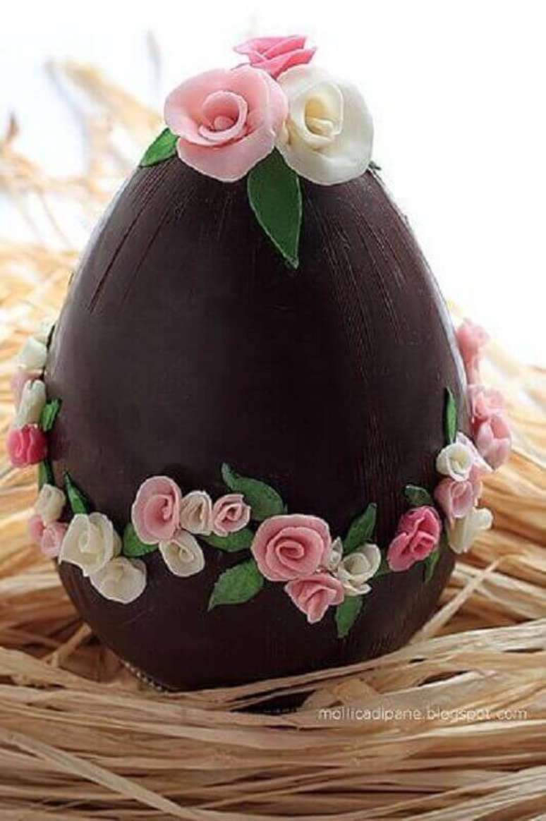 71. Lindo ovo de páscoa decorado com rosas – Foto: Mollica di Pane