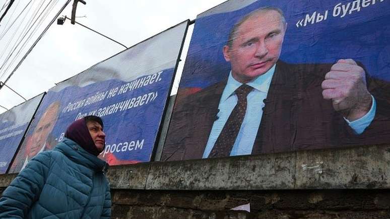 'A Rússia não começa guerras, acaba com elas', dizia um outdoor de Vladimir Putin em Simferopol, na Crimeia, em 10 de março