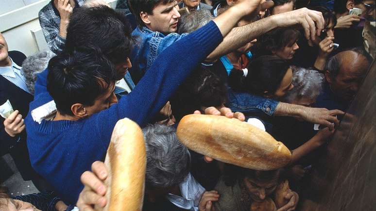 A luta por comida racionada durante o cerco de Sarajevo em 1992