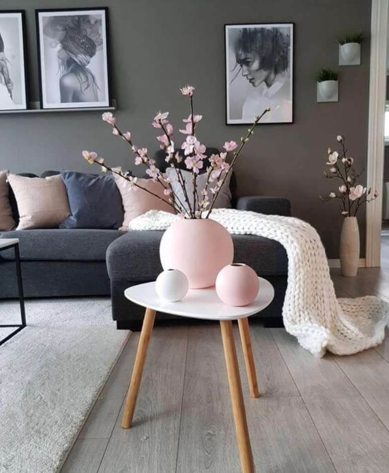 45. Mesa p&eacute; palito com vaso decorativo &ndash; Via: My Desired Homr