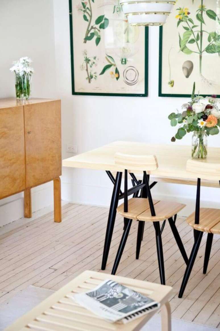 23. Mesa p&eacute; palito com cadeiras iguais &ndash; Via: Etsy