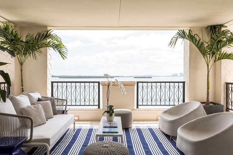 8. Tons de azul e as folhas trazem um toque aconhegante para a varanda. Foto: Fran Parente