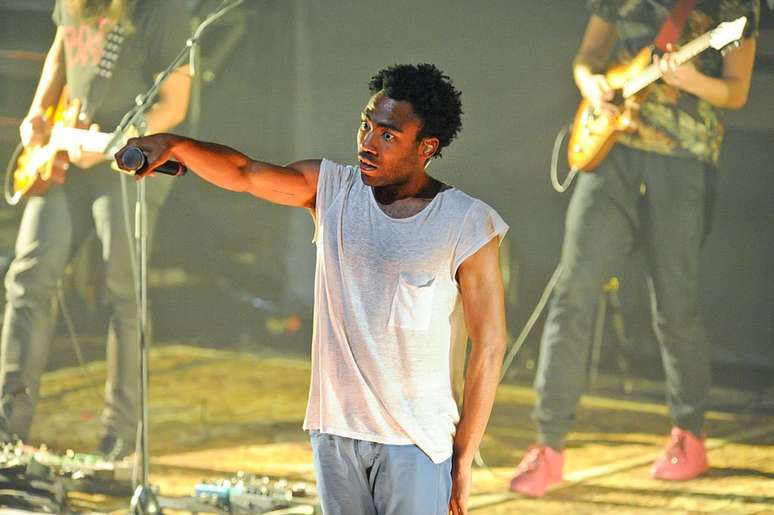 Childish Gambino, cantor americano que em 2018 publicou o v&iacute;deo This is America, que criticava os problemas raciais e de armas nos Estados Unidos.