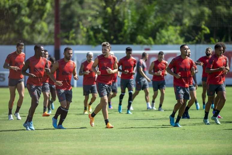 Foi revelado pelo Flamengo, está na Inglaterra e pode ir jogar no